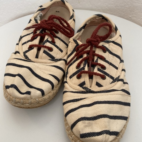 Toms size W6 khaki and blue stripes with brown laces - Picture 2 of 10